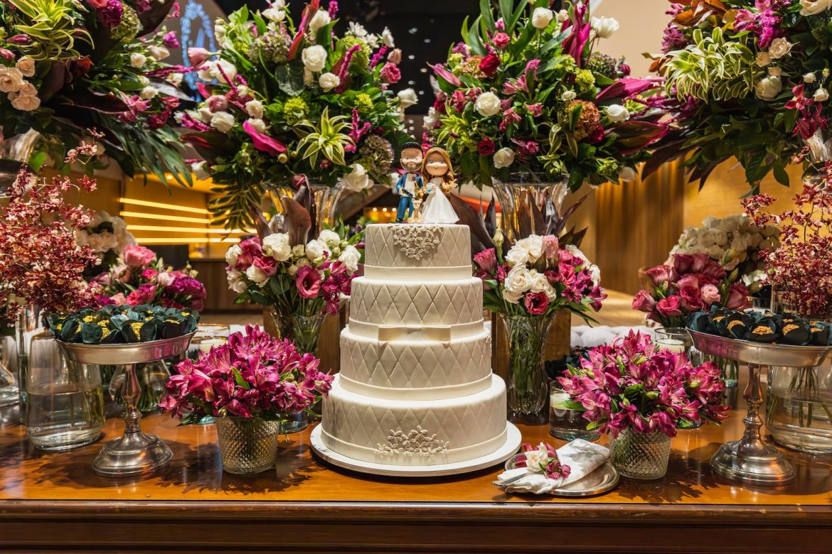 free-photo-of-wedding-cake-and-flowers-in-luxury-restaurant wedding cake in a luxury restaurant